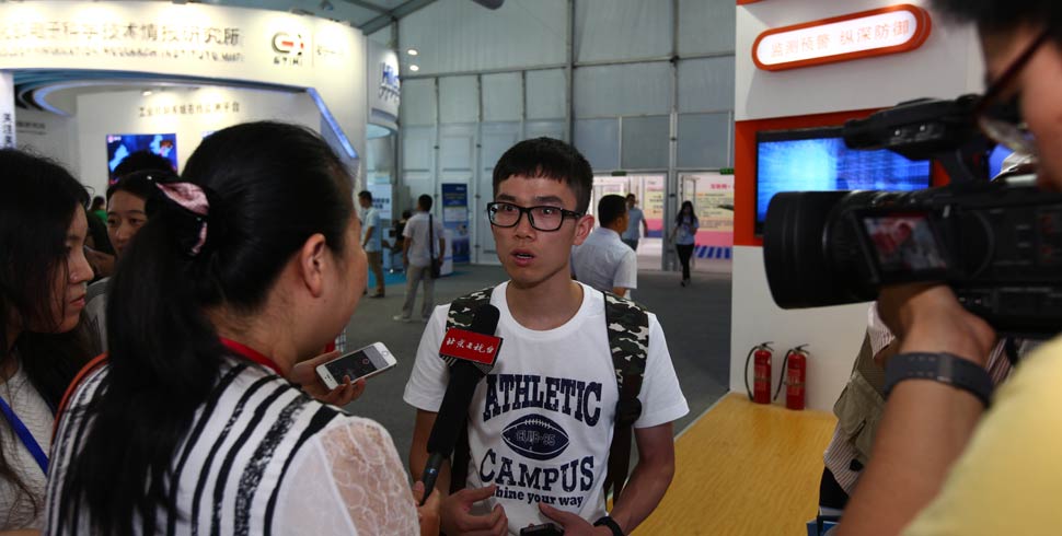 北京电视台记者现场采访体验展观众。